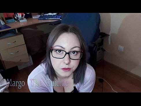 ❤️ Seksikäs tyttö lasit päässä imee dildoa syvälle kameraan ❤️❌ Porno at us ❌❤