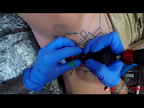 ❤️ Äärimmäisen tatuoitu hottie Sully Savage sai tatuoinnin klitorikseen ❤️❌ Porno at us ❌❤